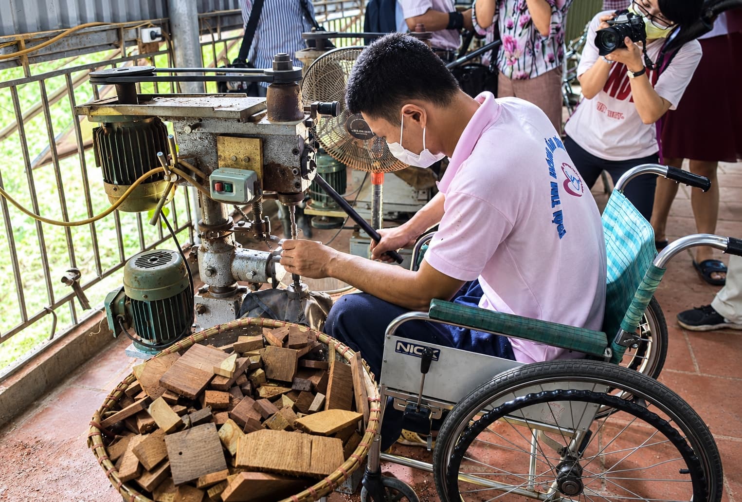 Người thợ thủ công bên máy khoan gỗ tại xưởng Mộc Tâm